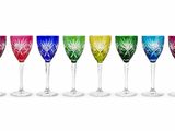 six verres à vin de couleurs différentes alignés les uns à côté des autres
