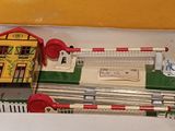 une boîte contenant un circuit de train miniature