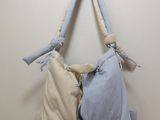 un sac rayé bleu et blanc accroché au mur