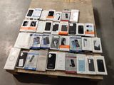 Des cartons de téléphones portables sont empilés sur une table dans un entrepôt