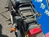 une moto garée sur le bord de la route, à laquelle une chaîne est attachée