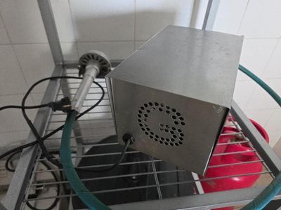 l'image d'une machine à laquelle est attaché un tuyau