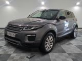 une photo d'une Land Rover grise garée dans un garage