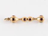 une paire de boucles d'oreilles en or serties de grenats et de grenats