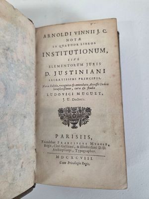 un livre ouvert sur lequel figure l'image d'un arbre