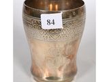 une coupe en argent avec une étiquette sur le côté