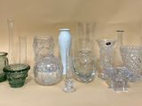 beaucoup de vases en verre et de vases sur la table