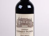 une bouteille de vin posée sur une table