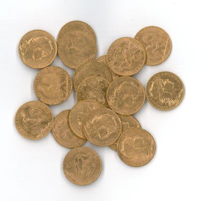 une pile de pièces d'or sur une surface blanche