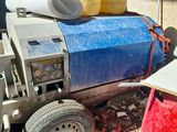 une photo d'un camion avec de nombreux conteneurs à l'arrière