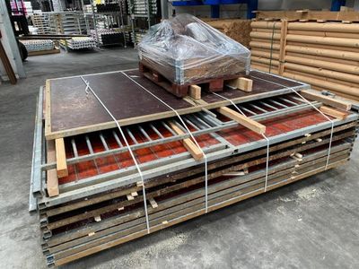 de nombreuses pièces de bois empilées les unes sur les autres dans un entrepôt