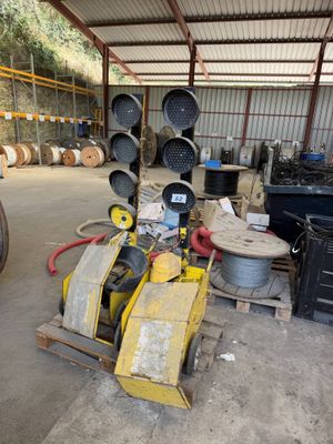 une grande pièce contenant de nombreux objets divers