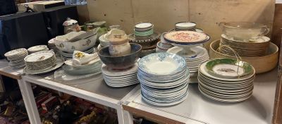 beaucoup d'assiettes et de bols sur la table