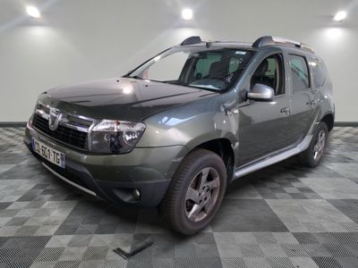 une photo d'une Dacia grise garée dans une pièce