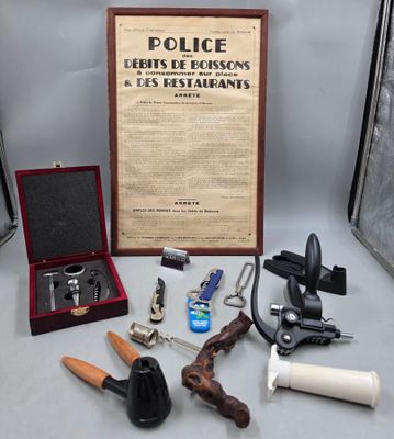 de nombreux objets différents posés sur une table