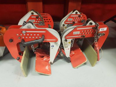 deux ciseaux rouges et blancs posés sur une table blanche