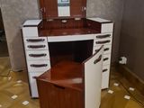 un petit bureau surmonté d'un miroir