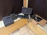 un bureau sur lequel se trouvent un ordinateur portable, un clavier, une souris et d'autres objets