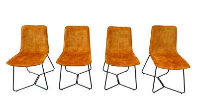 Série de quatre chaises contemporaines à assise recouverte d…