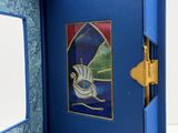 un livre bleu ouvert sur lequel figure l'image d'un oiseau