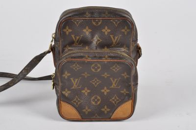 LOUIS VUITTON : Petite sacoche à bandoulière en toile huilée…