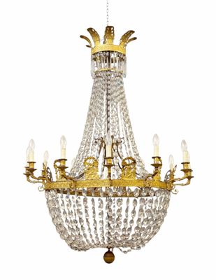 un grand lustre en cristal suspendu au plafond