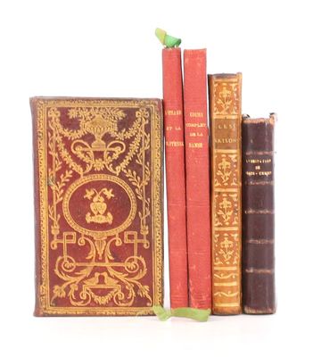 trois livres posés l'un à côté de l'autre sur une table