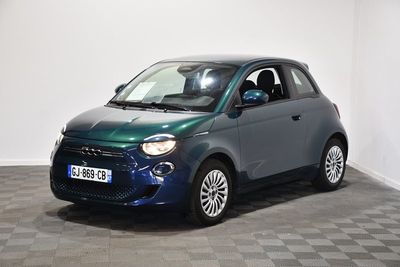 une photo d'une petite voiture garée dans une pièce