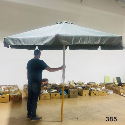 un homme debout sous un parapluie dans une pièce