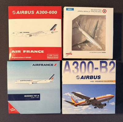 trois livres dans leur boîte, consacrés à Air France, à Airbus et à l'Airbus A300-B2, sont posés sur une table