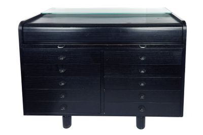 une commode noire avec un plateau en verre sur fond blanc