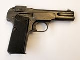 un vieux fusil sur une surface blanche avec un fond blanc