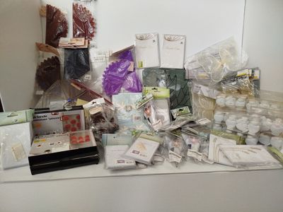 une table sur laquelle se trouvent de nombreux objets et un ordinateur portable