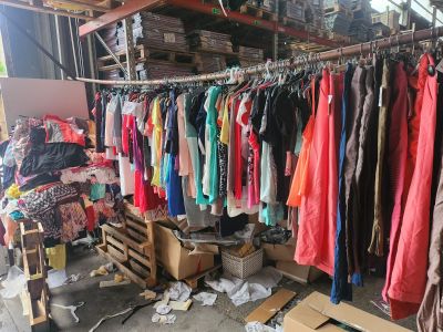 Lot de 486 vêtements femme assortis , tailles et couleurs va…