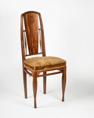 une image représentant une chaise en bois avec une assise et un dossier marron