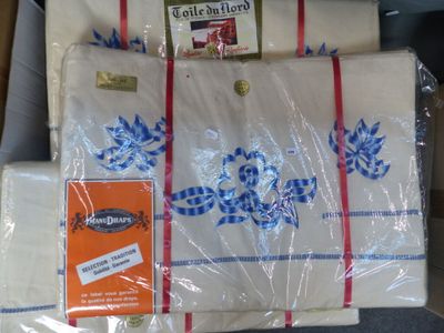 trois sacs de serviettes sont emballés dans du plastique et posés sur une table