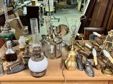 une table sur laquelle sont posés de nombreux objets anciens
