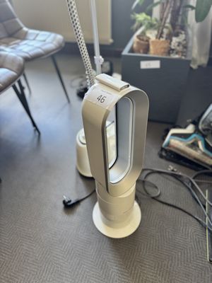 une lampe posée par terre à côté d'une chaise