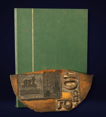 un vieux livre posé sur une table, à côté d'un livre vert