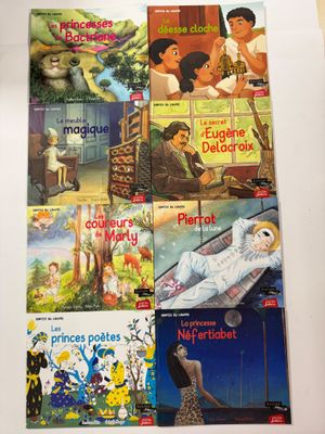 Il y a toute une pile de livres pour enfants posés sur une table