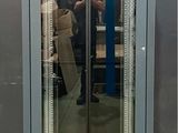 une porte vitrée ouverte dans une pièce