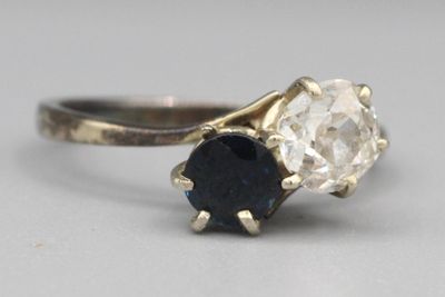 Bague Toi et Moi en or sertie d’un diamant et d’un saphir.