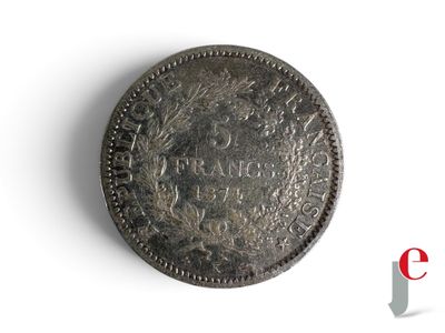gros plan d'une pièce de monnaie sur une surface blanche