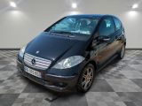 la photo d'une voiture noire garée dans un garage