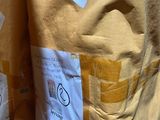 deux sacs de provisions posés sur la table