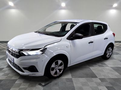 la voiture blanche est garée sur le sol à carreaux d'une pièce