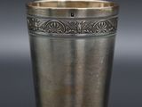 une coupe ancienne en argent ornée d'un motif sur le bord
