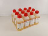 six bouteilles de liquide posées sur une surface blanche