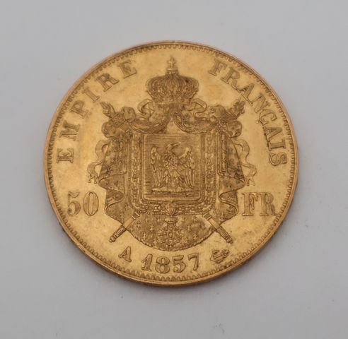 Une pièce de monnaie en or à valeur faciale de cinquante Francs 1...