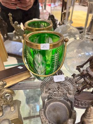 une table en verre sur laquelle sont posés de nombreux objets en verre